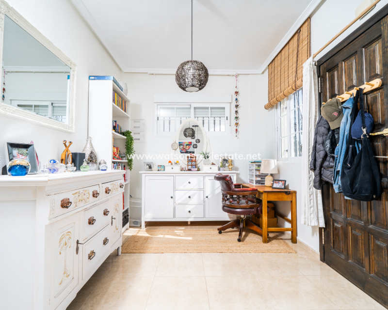 Resale - Freistendhe Villa - Urb. La Marina