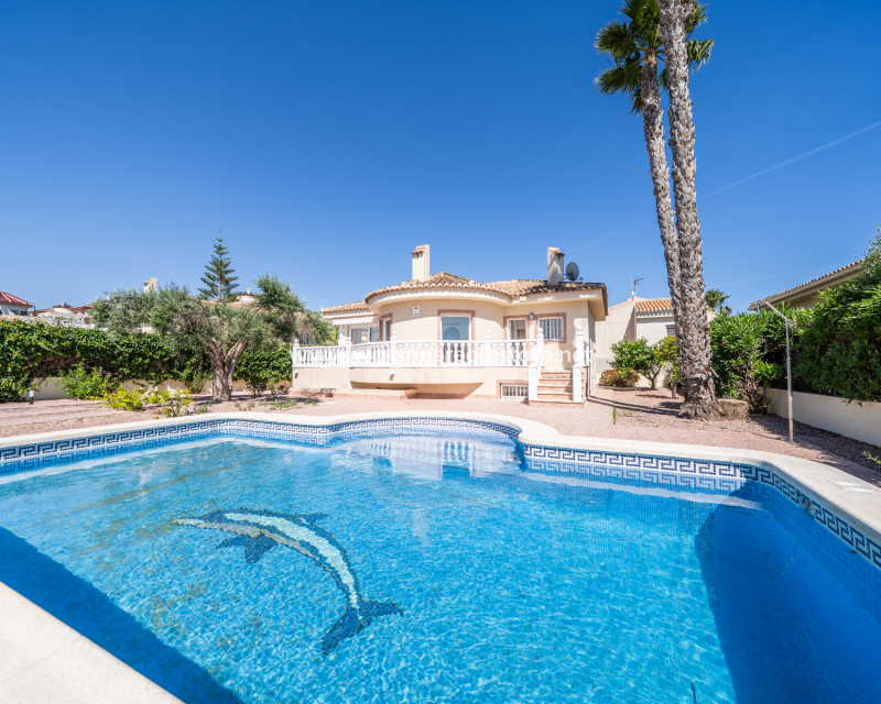 Resale - Freistendhe Villa - Urb. La Marina