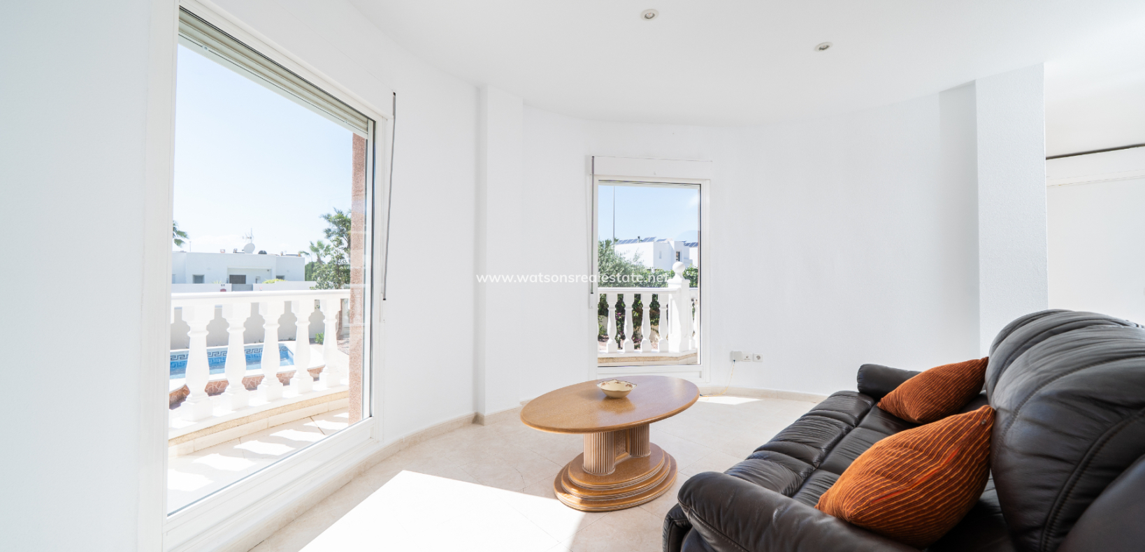 Resale - Freistendhe Villa - Urb. La Marina