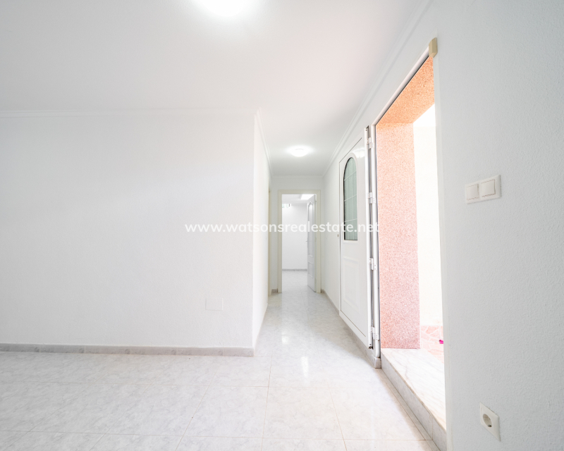 Resale - Freistendhe Villa - Urb. La Marina