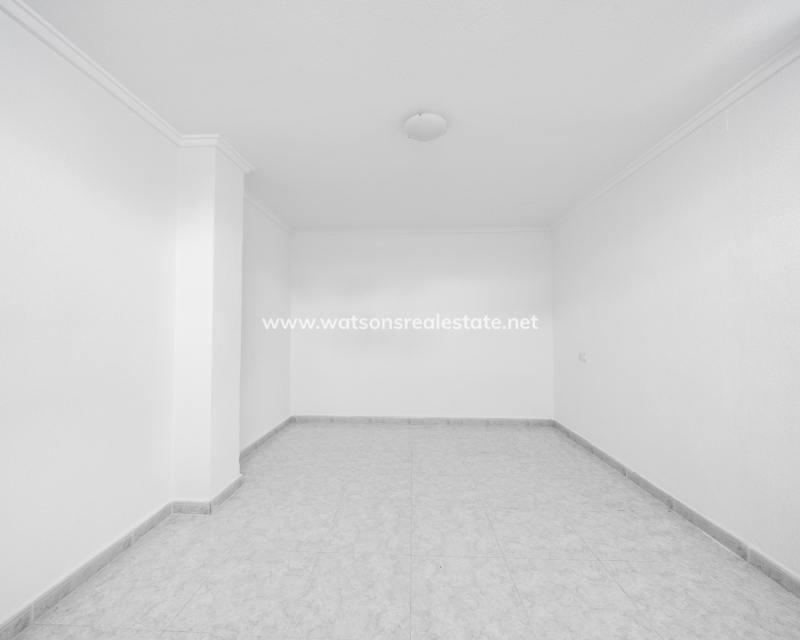 Resale - Freistendhe Villa - Urb. La Marina