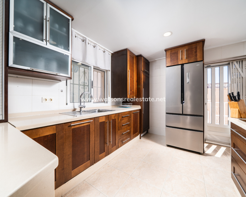 Resale - Freistendhe Villa - Urb. La Marina