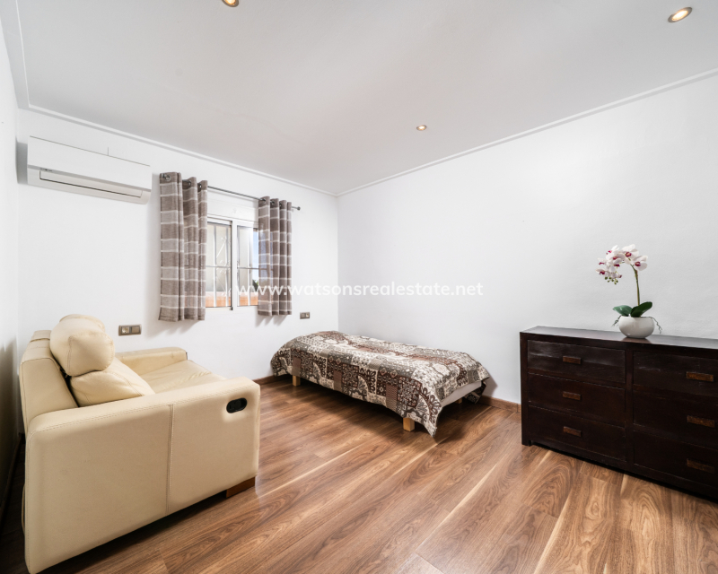 Resale - Freistendhe Villa - Urb. La Marina