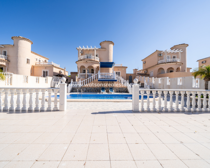 Resale - Freistendhe Villa - Urb. La Marina