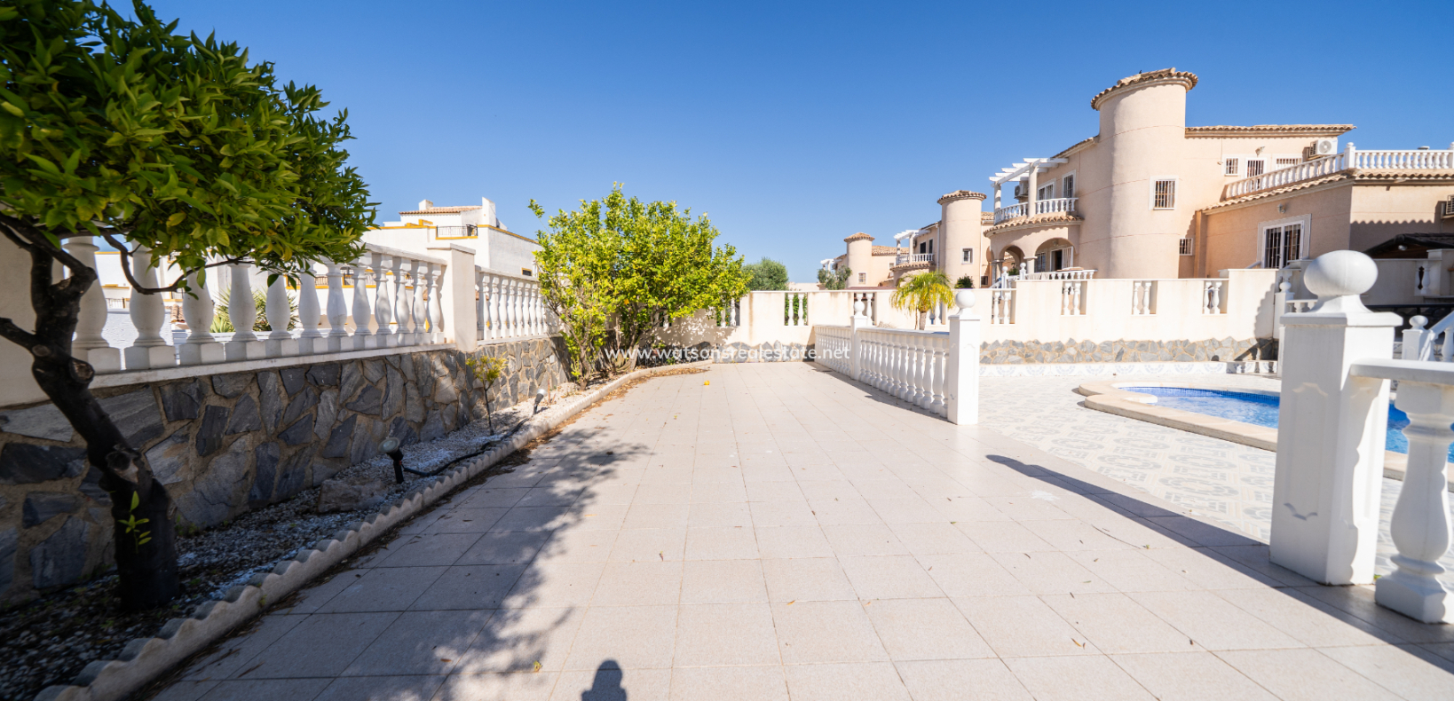 Resale - Freistendhe Villa - Urb. La Marina