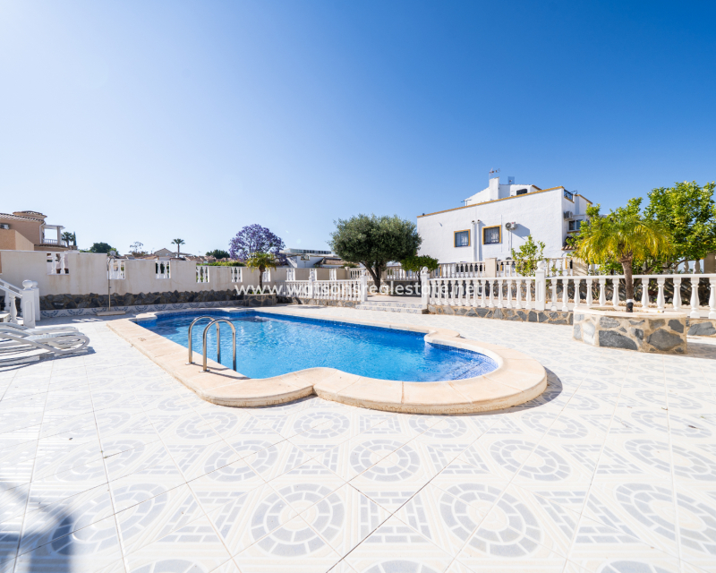 Resale - Freistendhe Villa - Urb. La Marina