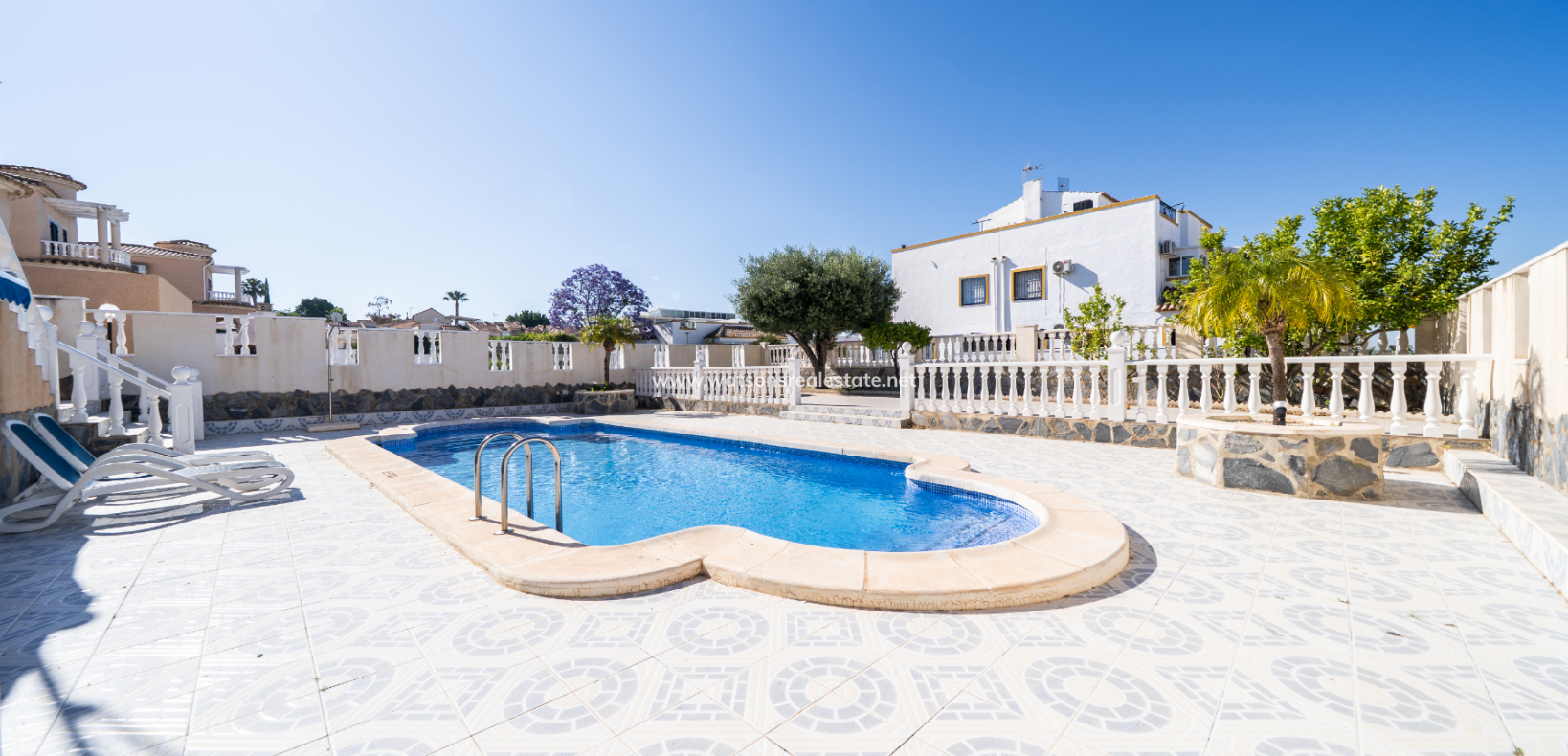 Resale - Freistendhe Villa - Urb. La Marina