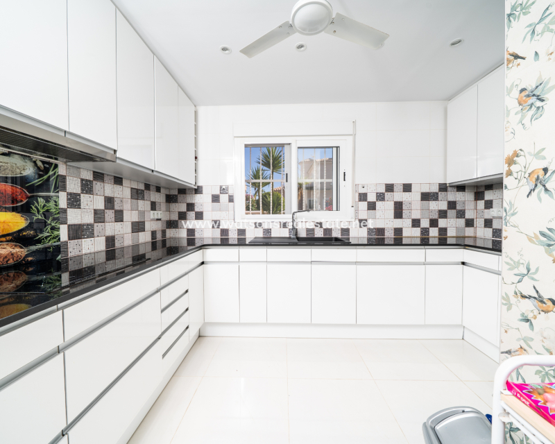 Resale - Freistendhe Villa - Urb. La Marina