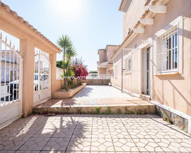 Resale - Freistendhe Villa - Urb. La Marina