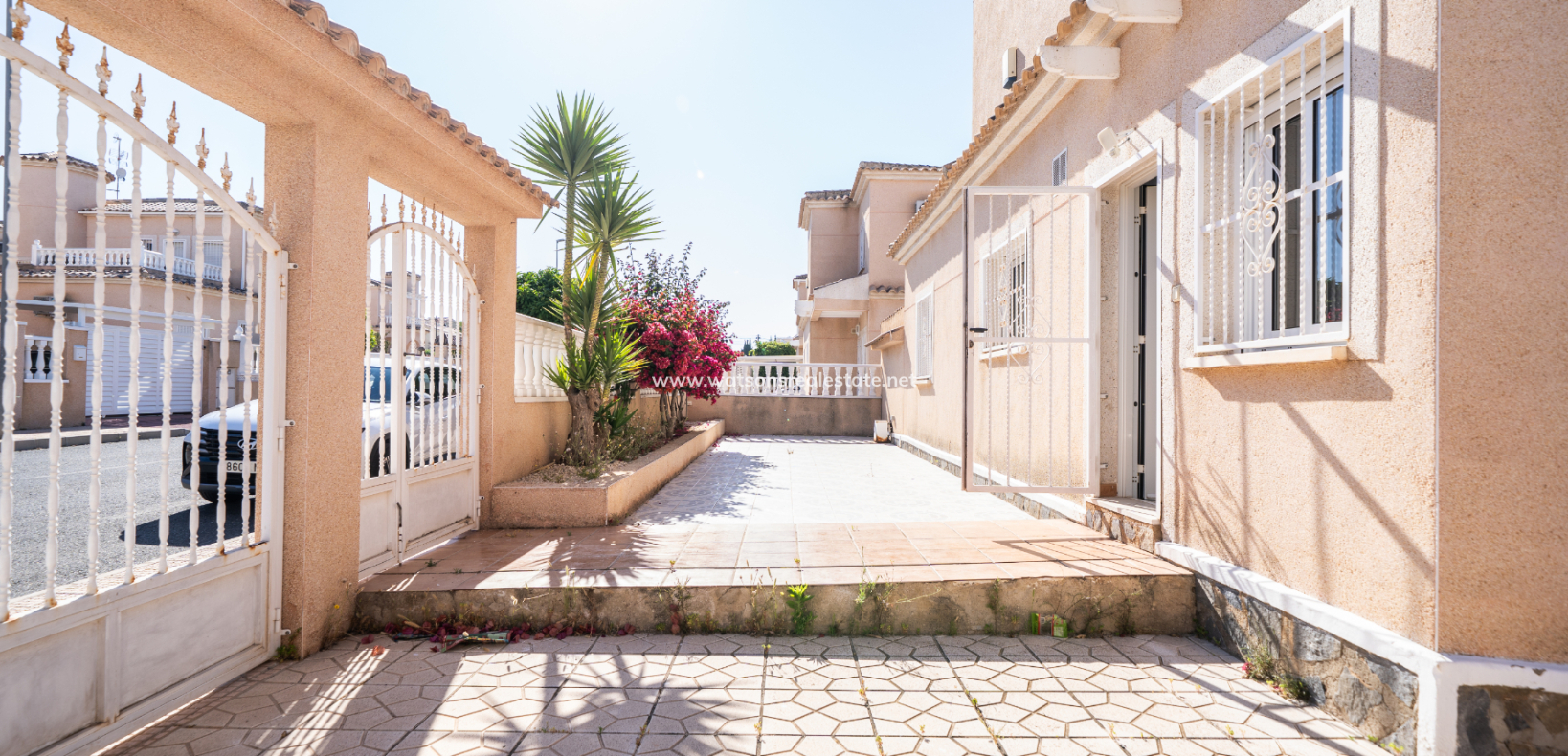 Resale - Freistendhe Villa - Urb. La Marina