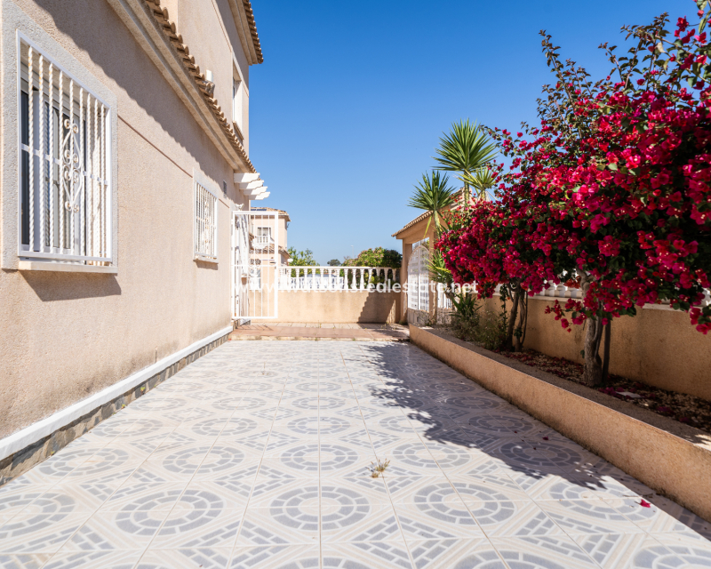 Resale - Freistendhe Villa - Urb. La Marina