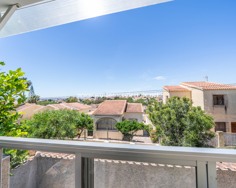 Resale - Freistendhe Villa - Urb. La Marina