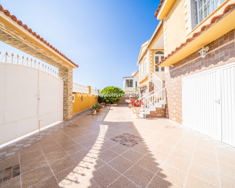Resale - Freistendhe Villa - Urb. La Marina