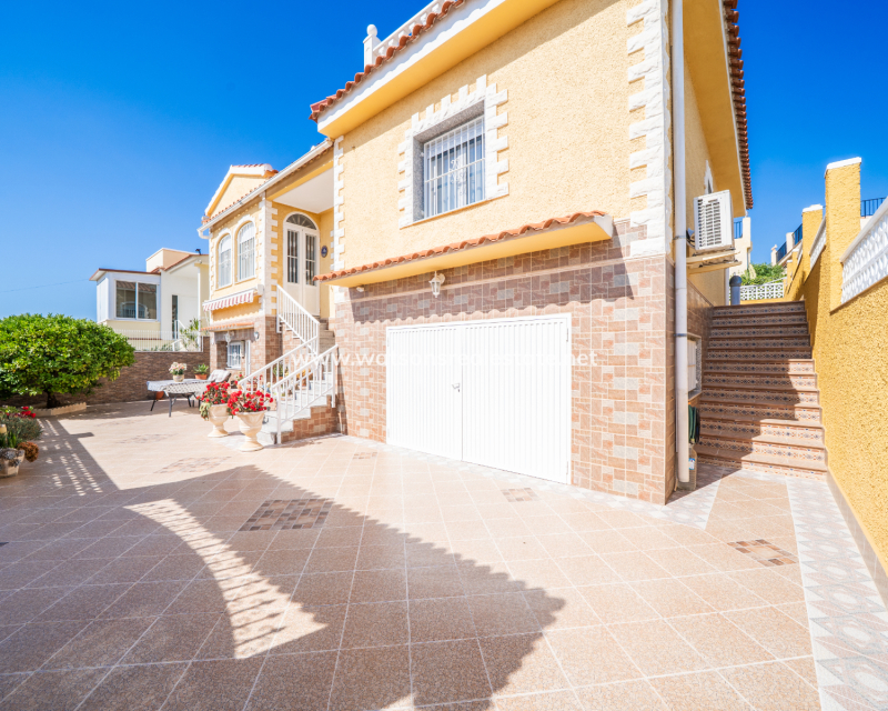 Resale - Freistendhe Villa - Urb. La Marina