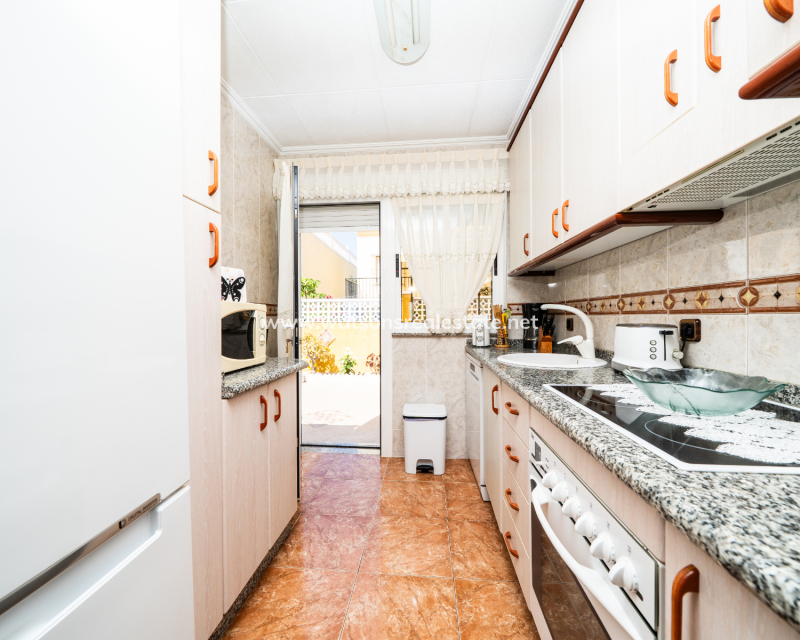 Resale - Freistendhe Villa - Urb. La Marina