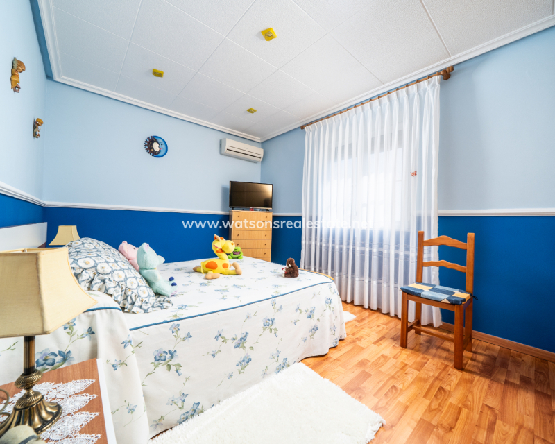 Resale - Freistendhe Villa - Urb. La Marina