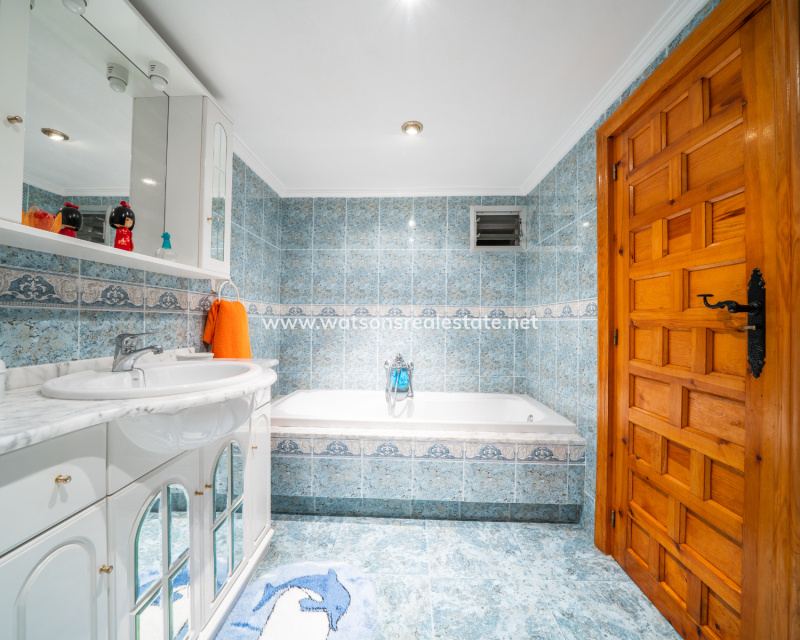 Resale - Freistendhe Villa - Urb. La Marina