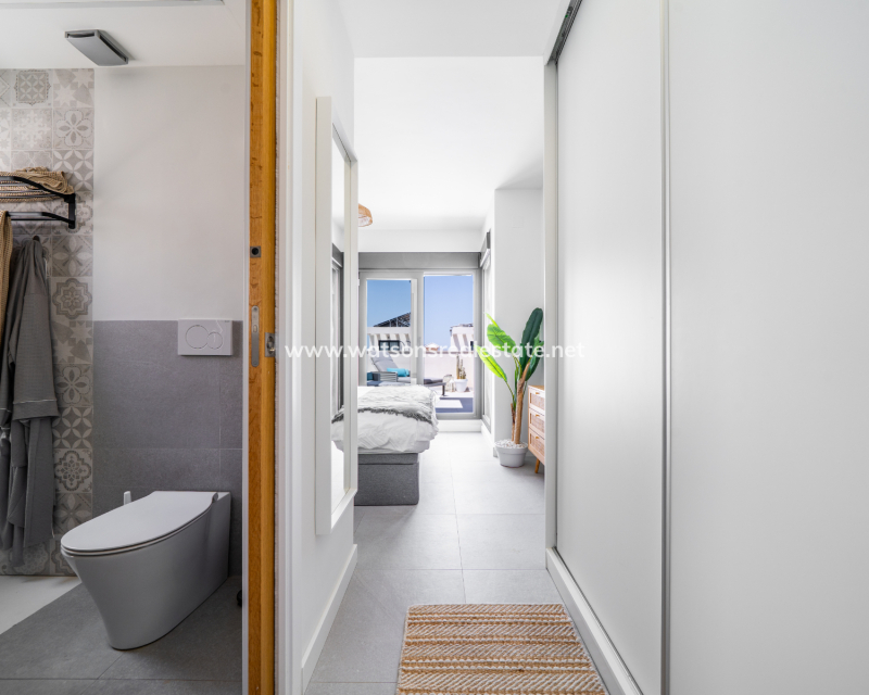Resale - Freistendhe Villa - Urb. La Marina