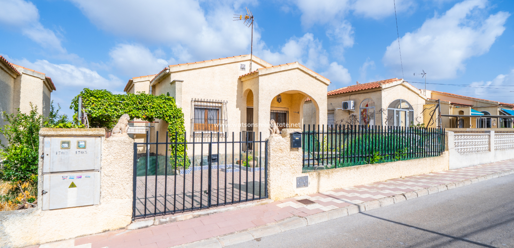 Resale - Freistendhe Villa - Urb. La Marina