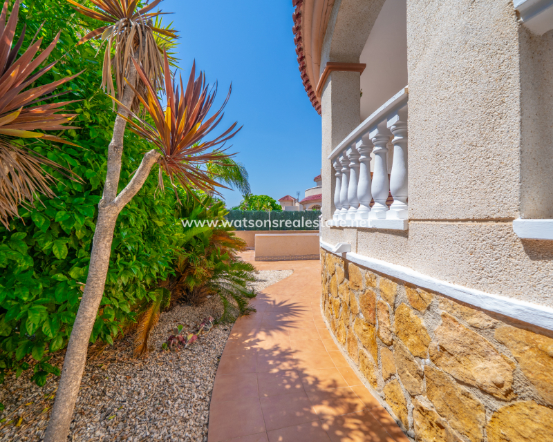 Resale - Freistendhe Villa - Urb. La Marina
