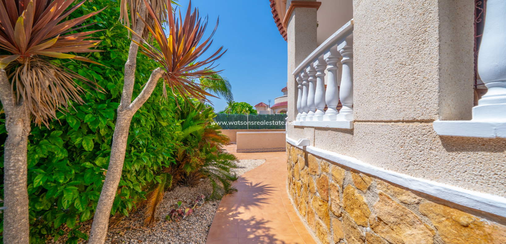 Resale - Freistendhe Villa - Urb. La Marina