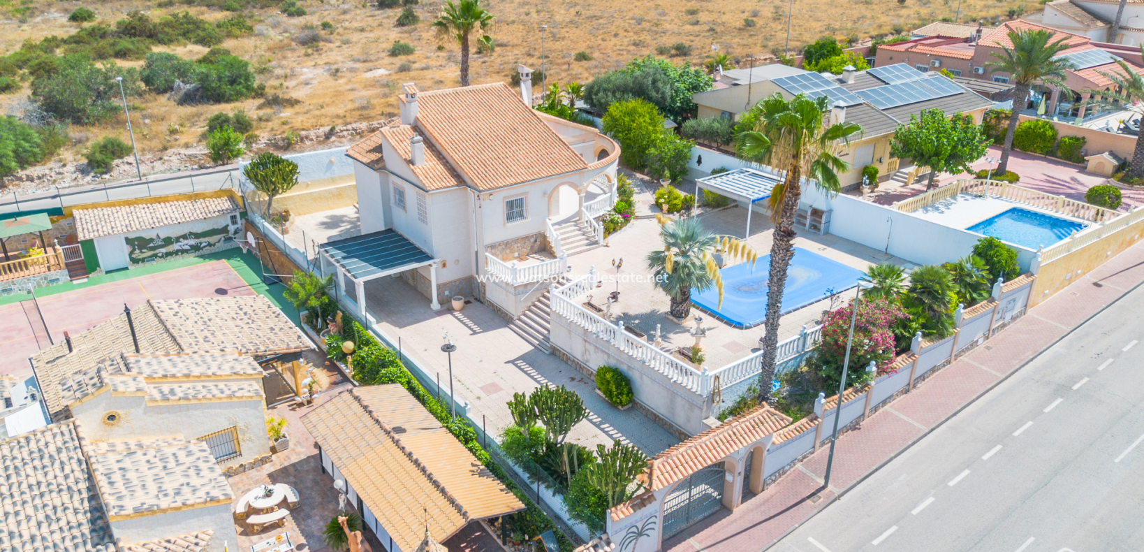 Resale - Freistendhe Villa - Urb. La Marina