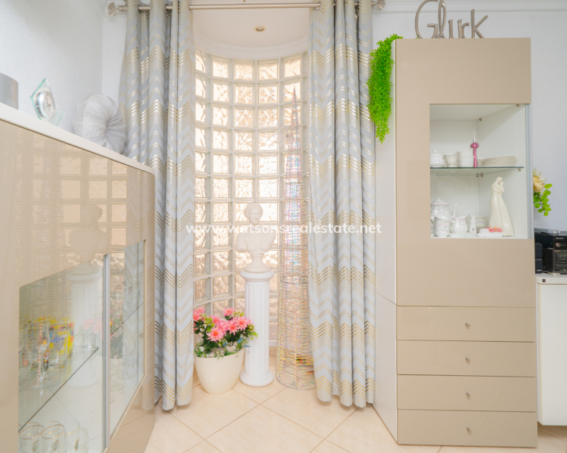 Resale - Freistendhe Villa - Urb. La Marina