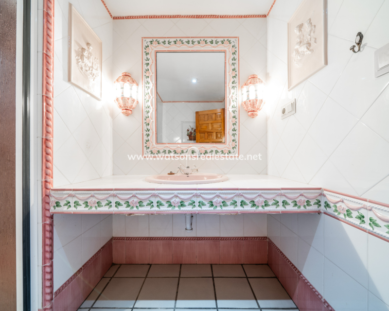 Resale - Freistendhe Villa - Urb. La Marina