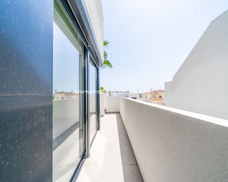 Resale - Freistendhe Villa - Urb. La Marina