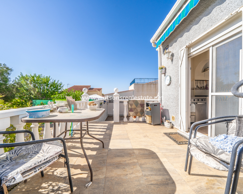 Resale - Freistendhe Villa - Urb. La Marina