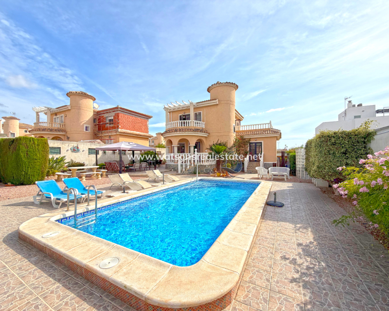 Resale - Freistendhe Villa - Urb. La Marina