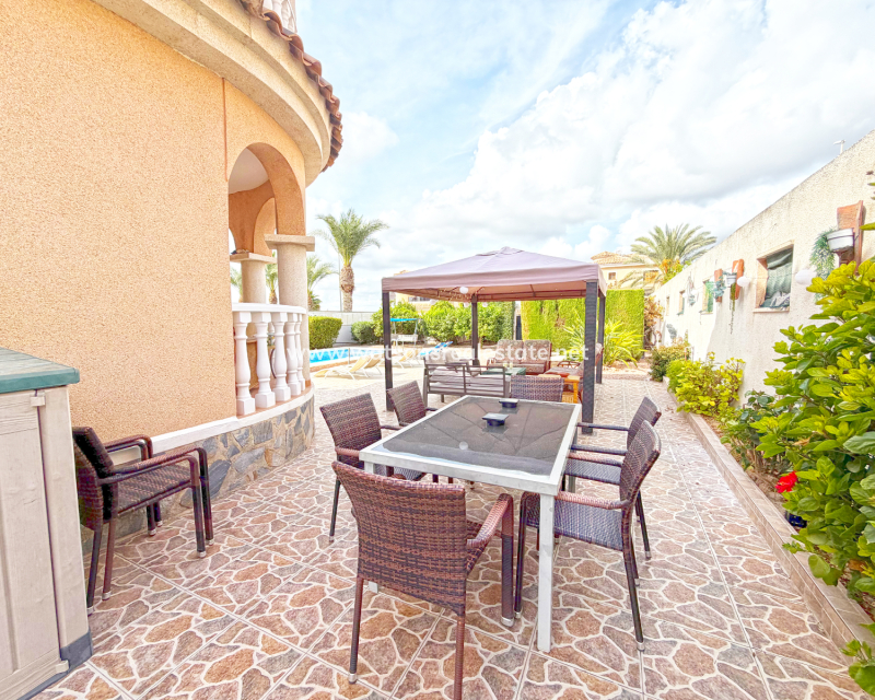 Resale - Freistendhe Villa - Urb. La Marina