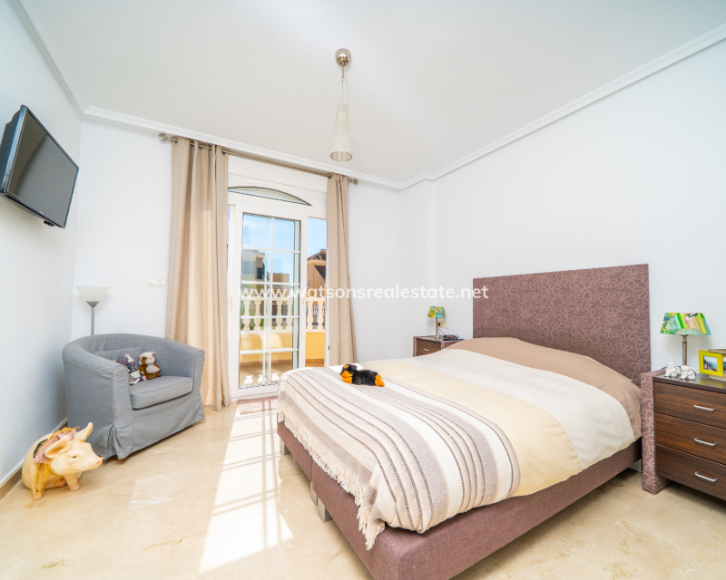 Resale - Freistendhe Villa - Urb. La Marina