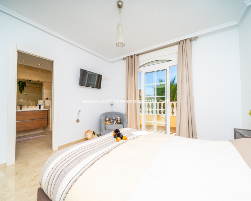 Resale - Freistendhe Villa - Urb. La Marina