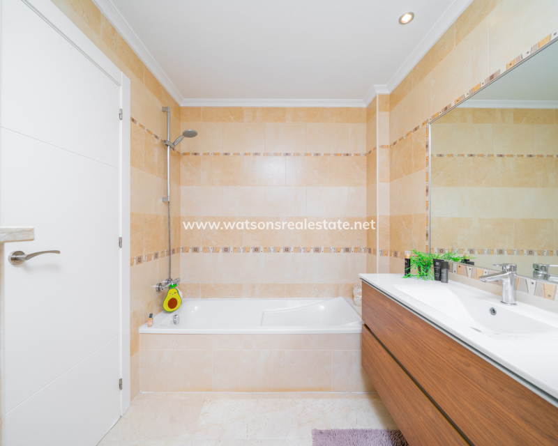 Resale - Freistendhe Villa - Urb. La Marina