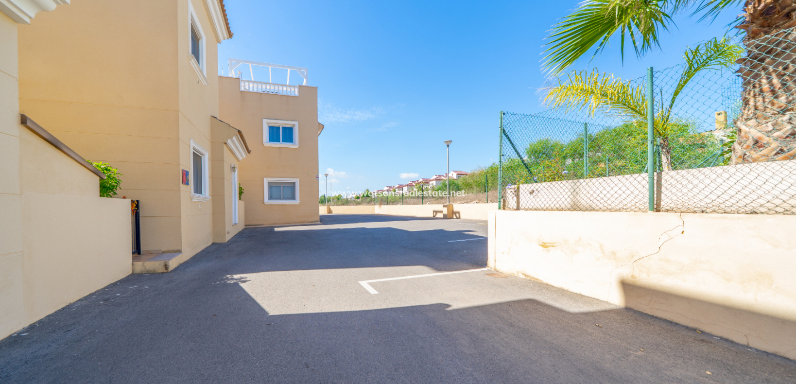 Resale - Freistendhe Villa - Urb. La Marina