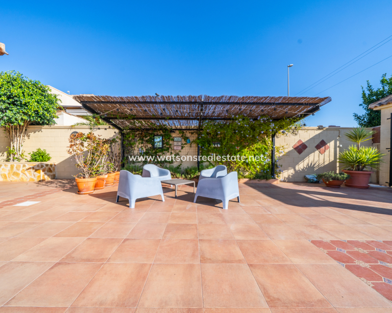 Resale - Freistendhe Villa - Urb. La Marina