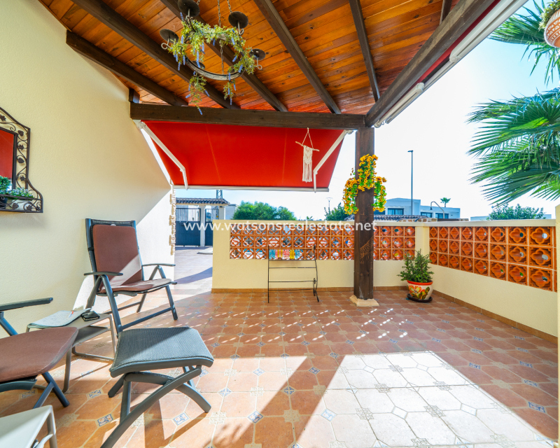 Resale - Freistendhe Villa - Urb. La Marina
