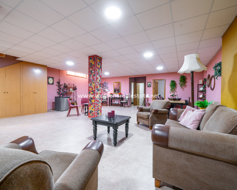 Resale - Freistendhe Villa - Urb. La Marina