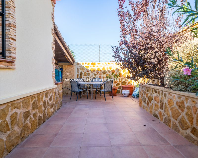 Resale - Freistendhe Villa - Urb. La Marina