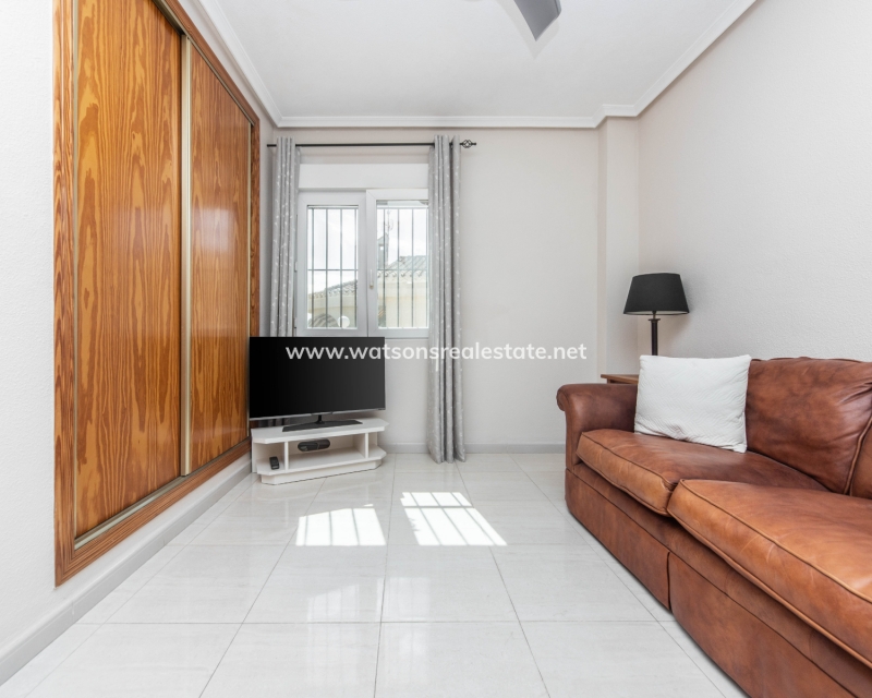 Resale - Freistendhe Villa - Urb. La Marina