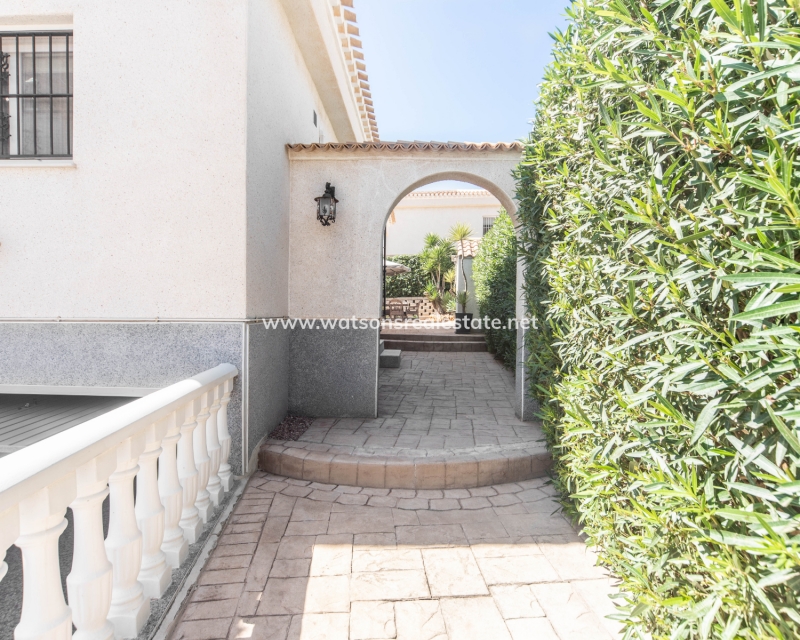 Resale - Freistendhe Villa - Urb. La Marina