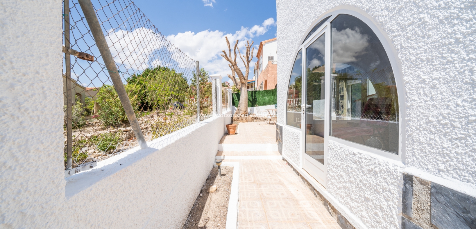 Resale - Freistendhe Villa - Urb. La Marina