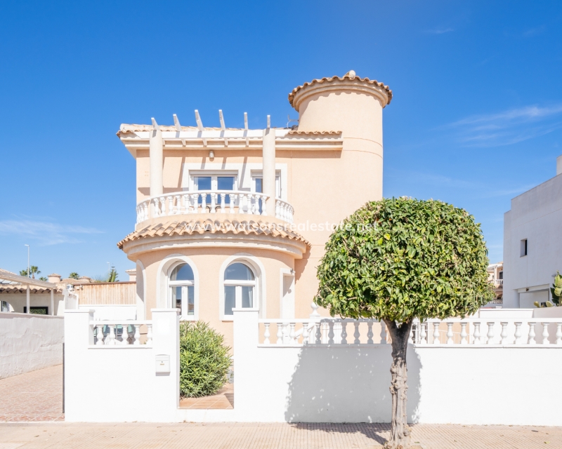 Resale - Freistendhe Villa - Urb. La Marina