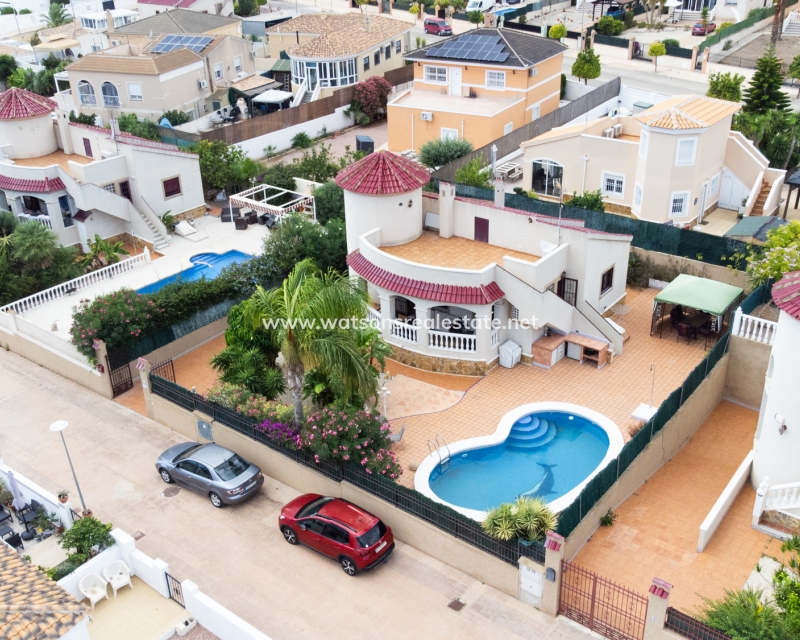 Resale - Freistendhe Villa - Urb. La Marina