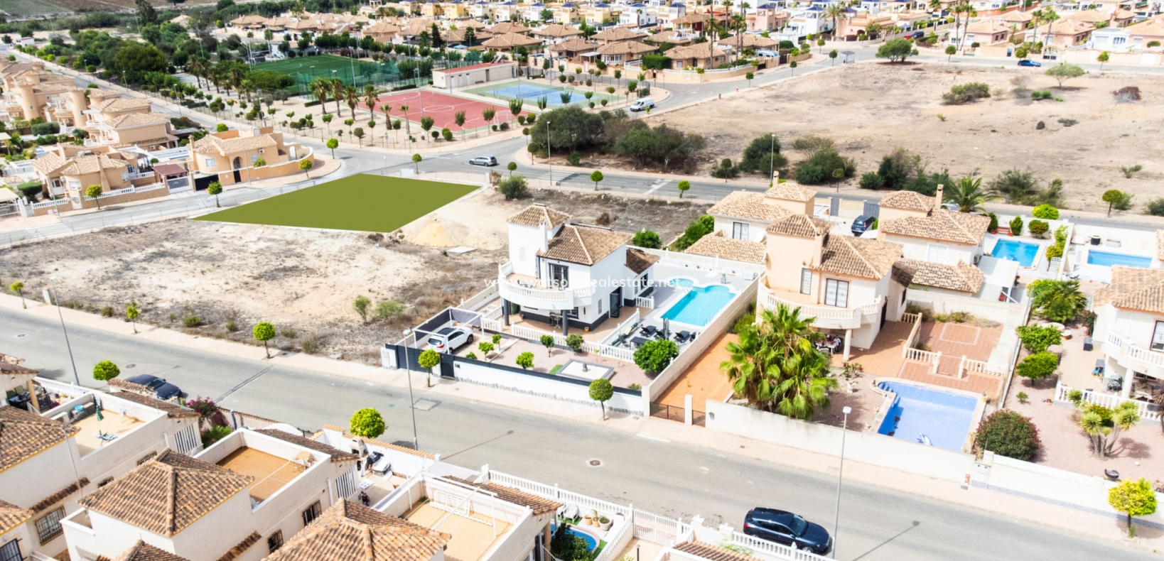 Resale - Freistendhe Villa - Urb. La Marina