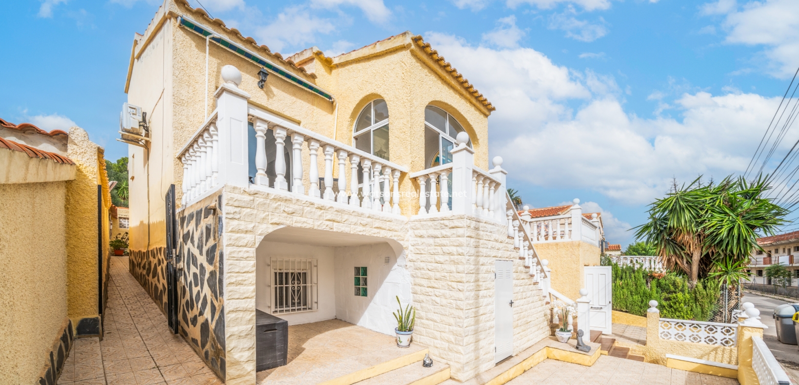 Resale - Freistendhe Villa - Urb. La Marina