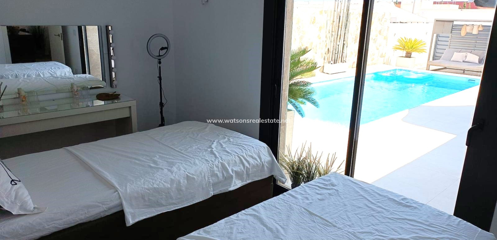 Resale - Fristaende Villa - Daya Nueva