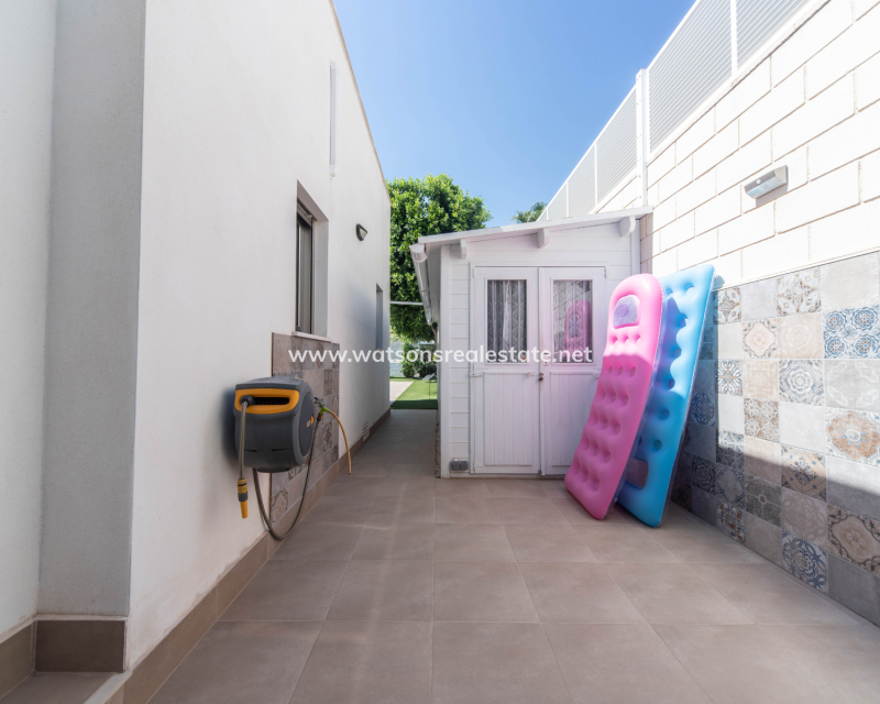 Resale - Fristaende Villa - Urb. El Oasis - La Marina