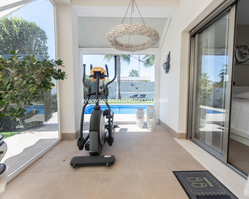 Resale - Fristaende Villa - Urb. El Oasis - La Marina